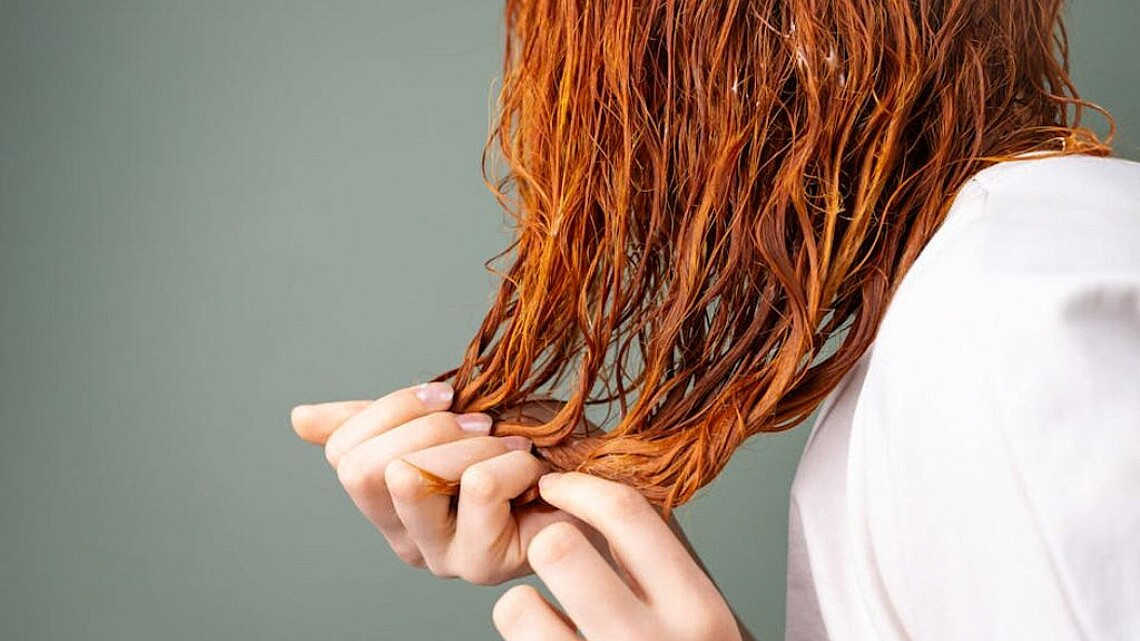 טיפול בנשירות שיער. צילום: Beyzanur K. באתר PEXELS