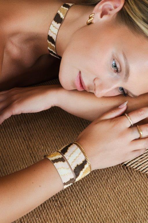 צמיד בעבודת יד עשוי מחרוזי זכוכית יפנים וזהב 24K של Tangled. החל מ-300 ש"ח | צילום: יסמין אבנר