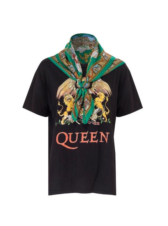 טי שירט עם מטפחת משי וינטג' של TABU. מחיר 429 ש"ח | צילום: קית גלסמן