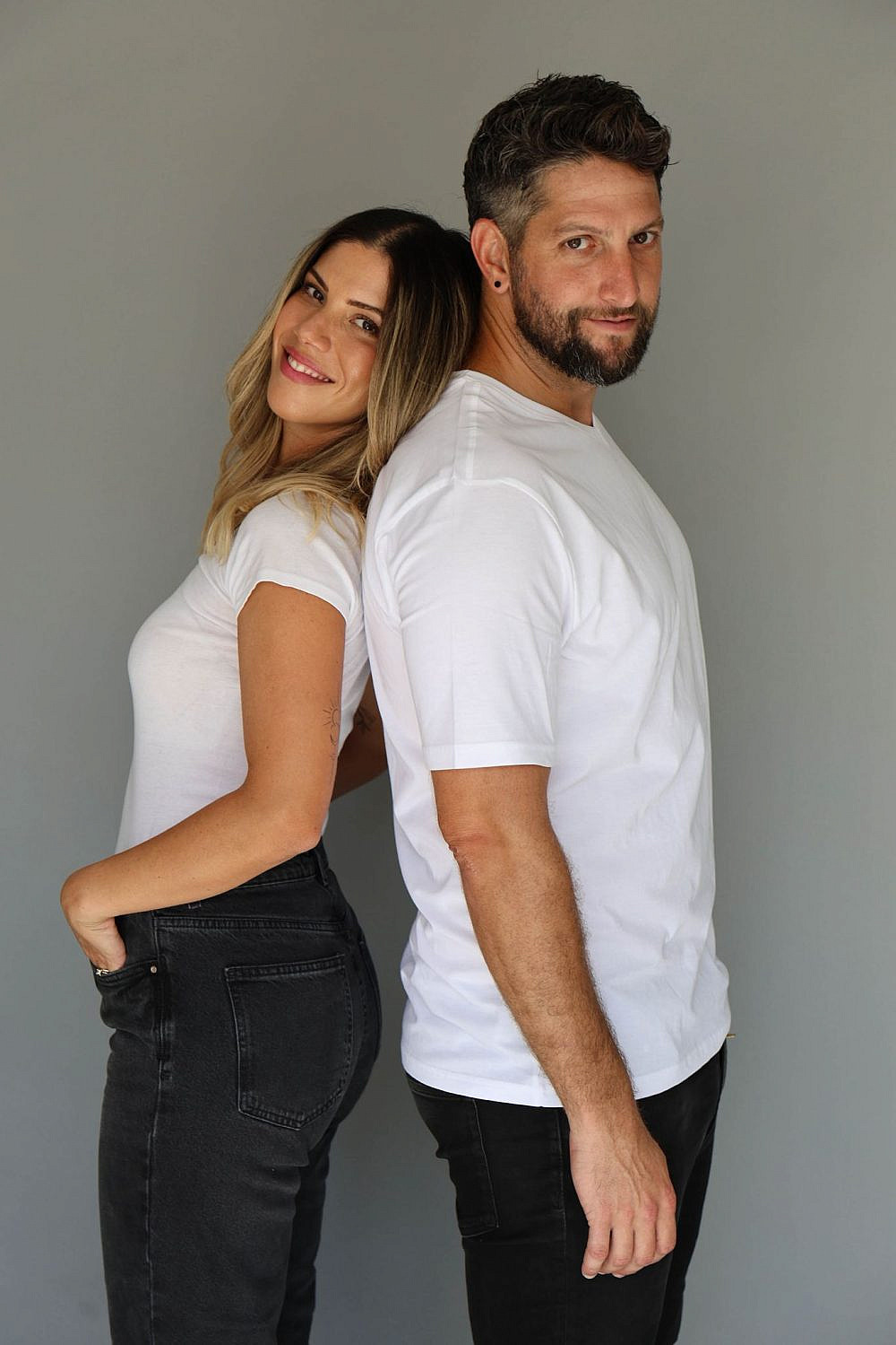 לא צריך לטוס רחוק כדי להתקרב. לירון שרון וגיל יעקב, "חצי חצי" | צילום: שירן קמר