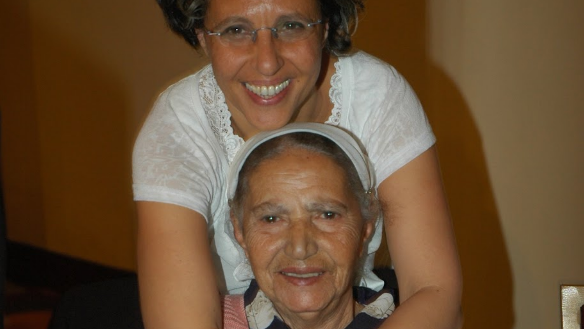 מאירה פפר עם אמה שושנה, שספרה "כמו החיטה ברוח" נכתב בהשראתה | צילום: אלבום פרטי מאירה פפר עם אמה שושנה, שספרה "כמו החיטה ברוח" נכתב בהשראתה | צילום: אלבום פרטי