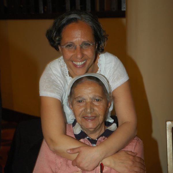 מאירה פפר עם אמה שושנה, שספרה "כמו החיטה ברוח"  נכתב בהשראתה | צילום: אלבום פרטי