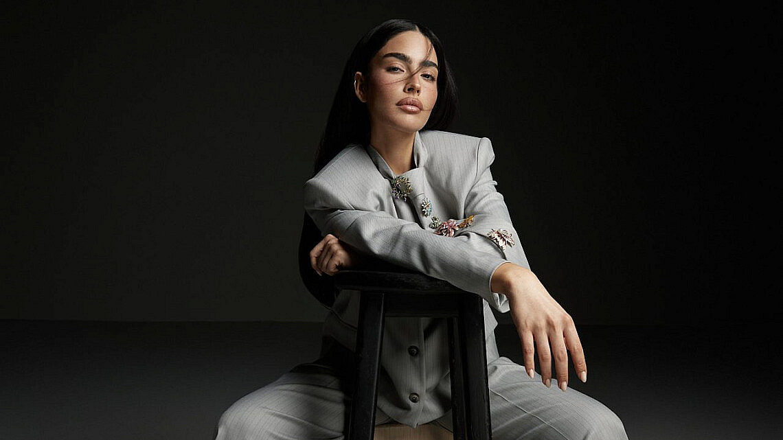 ספיר אביסרור מדגמנת את הקולקציה שעיצבה לטוונטיפורסבן | צילום: שחר ארביב