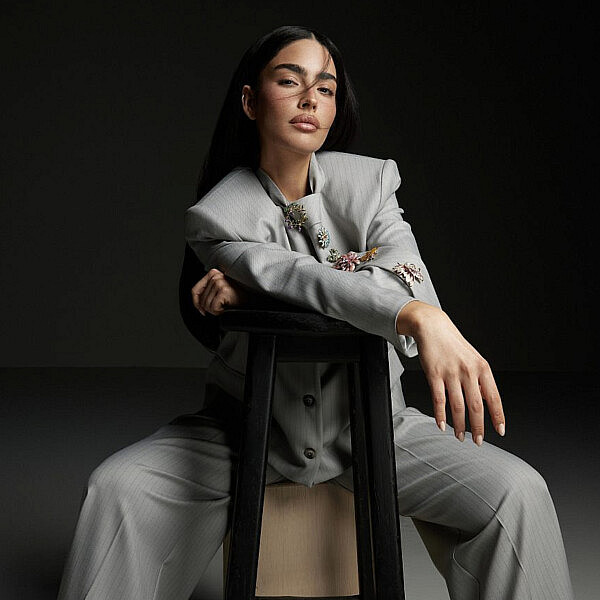 ספיר אביסרור מדגמנת את הקולקציה שעיצבה לטוונטיפורסבן | צילום: שחר ארביב