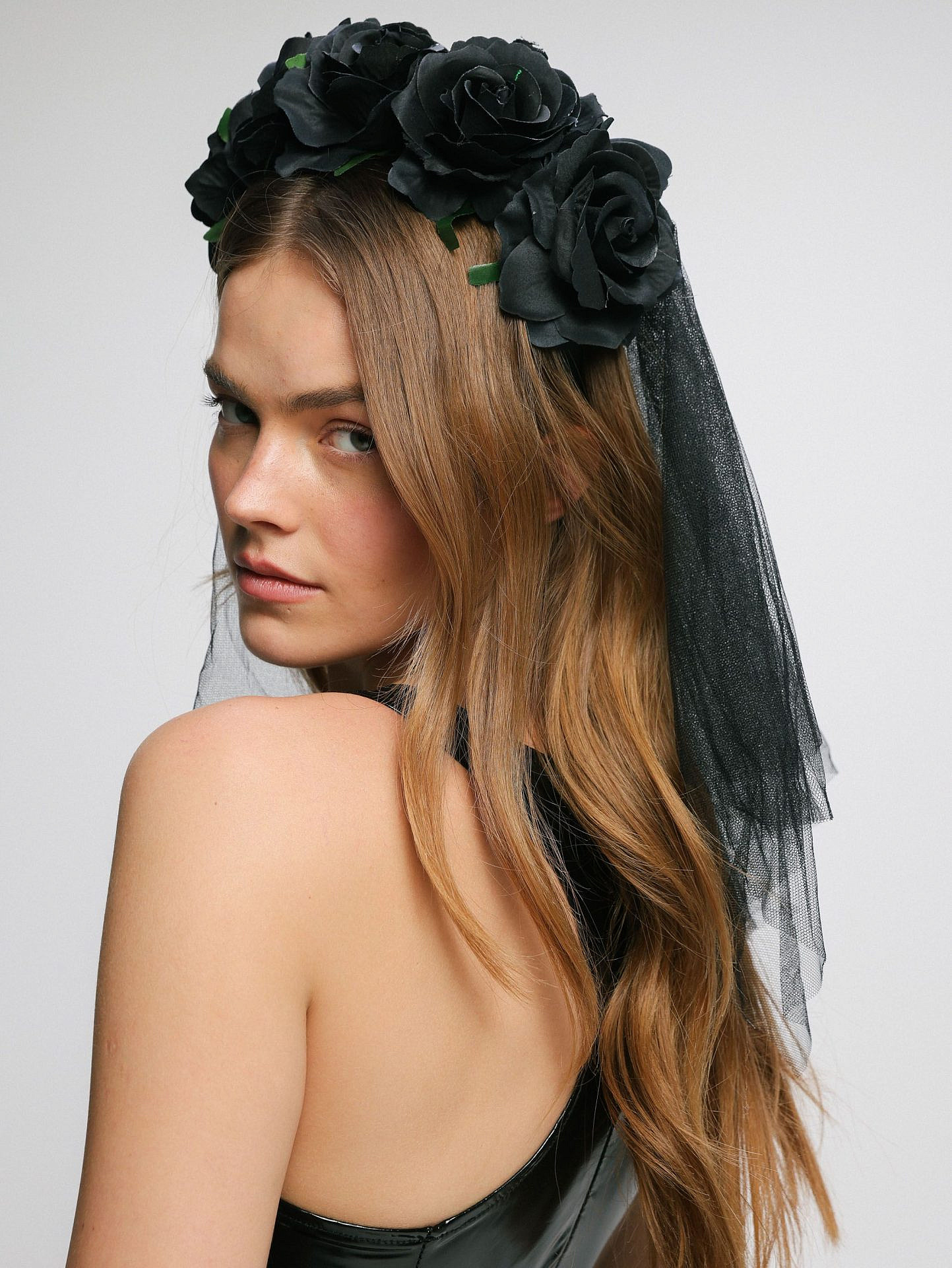 קשת הינומה ופרחים שחורים של טרמינל איקס, 32.00 ש"ח | צילום: אתר רשמי