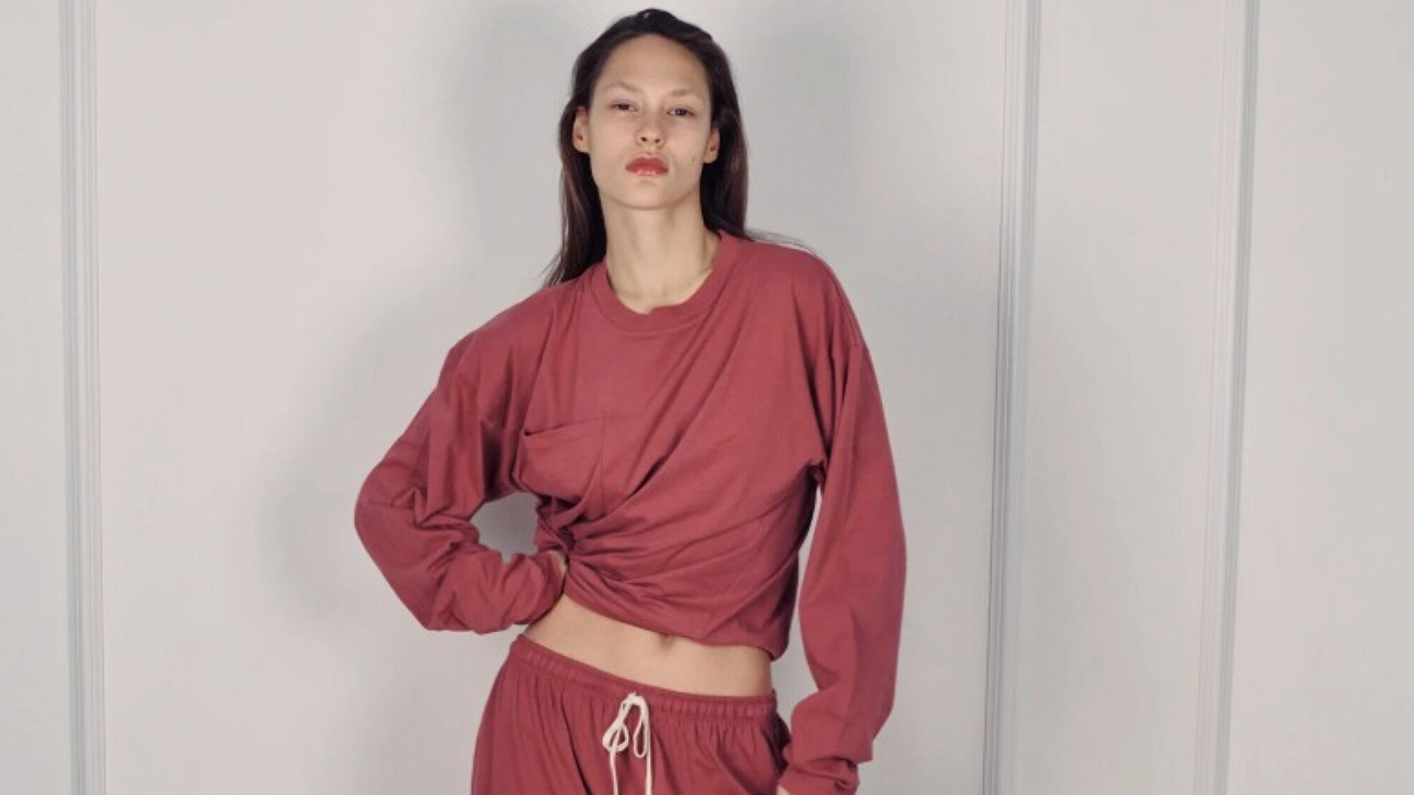 מכנסי טרנינג של DE BASE, מחיר 497 ש"ח | צילום: אתר רשמי מכנסי טרנינג של DE BASE, מחיר 497 ש"ח | צילום: אתר רשמי