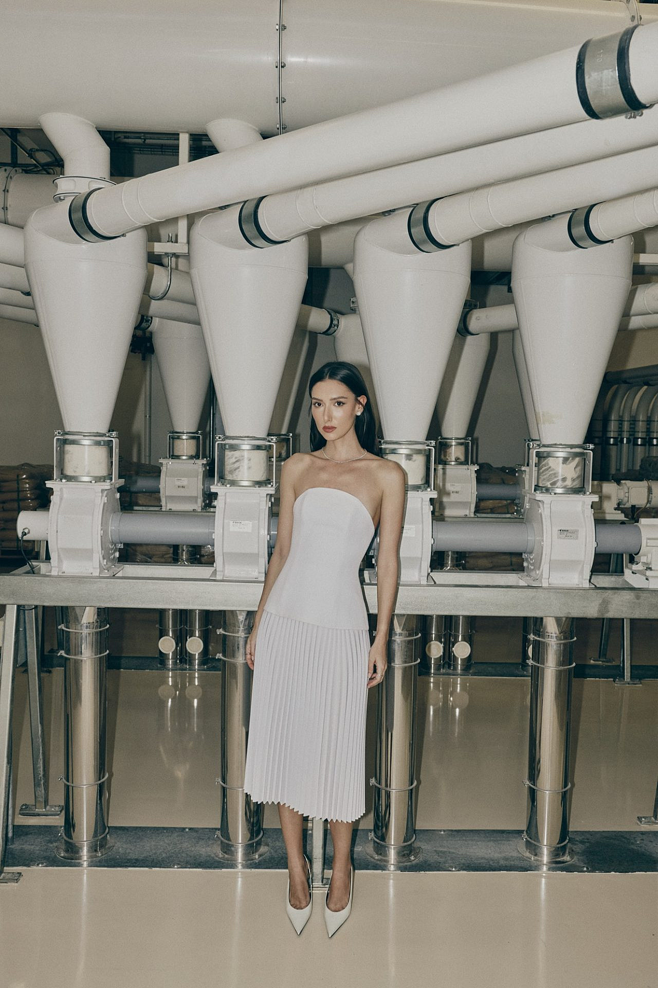 שירה גוטמן קורן מדגמנת את קולקציית שמלות הכלה שעיצבה עם משכית | צילום: שי פרנקו