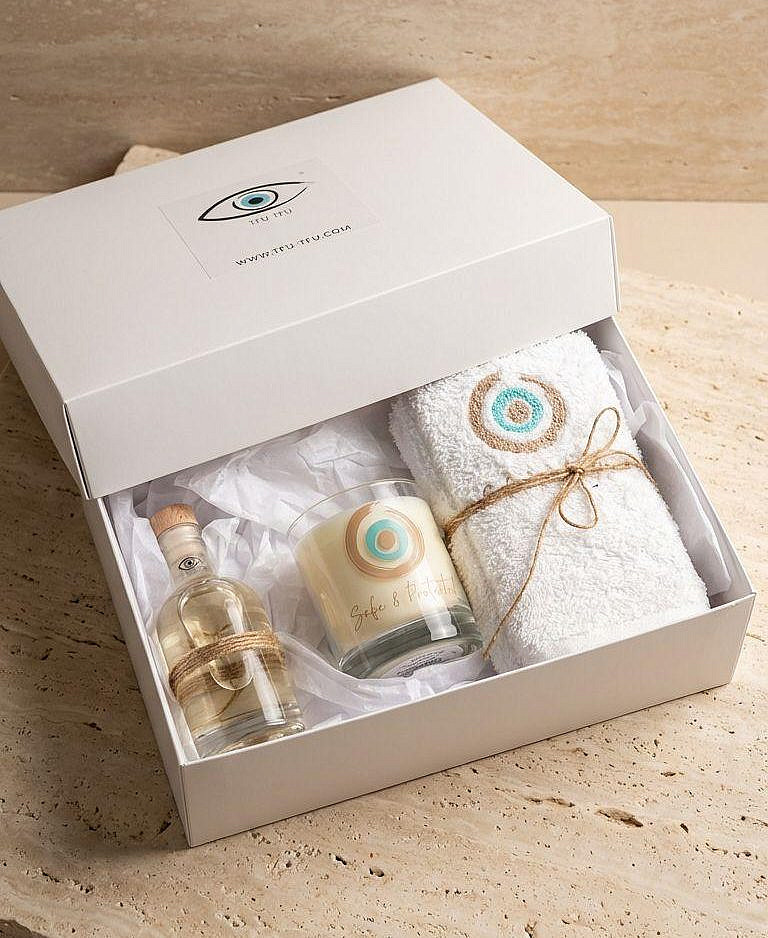 טפו טפו. מארז הכולל נר, מפיץ ריח ומגבות פנים. 289 ש"ח | צילום: שחר ארביברי איוניר