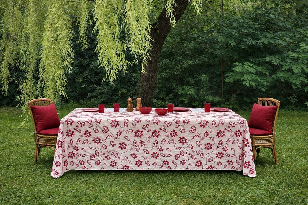 גלביה. מפת שולחן פרחונית. 690 ש"ח | צילום: מירב לוי