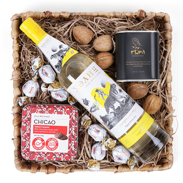 זר פור יו. מארז רפאל הכולל בקבוק ערק לימונים, שמן זית ושוקולד. 245 ש"ח | צילום: יח"צ