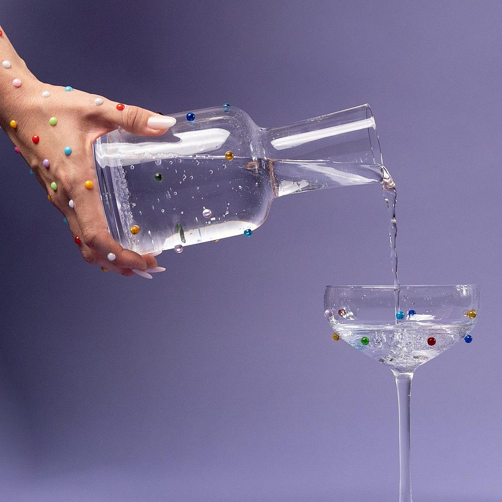 KARE. קנקן זכוכית מעוטר בנקודות צבעוניות. 109 ש"ח | צילום: יח"צ