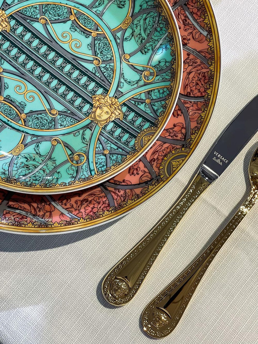 פיטרו הכט. סט הגשה של ורסאצ'ה הום, בהזמנה מראש | צילום: יח"צ