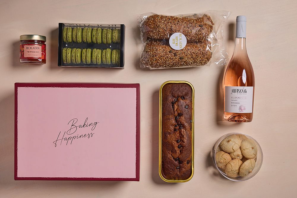 רולדין. מארז כשל"פ של עוגיות, מקרונים, יין רוזה, לחמניות וממרח מתוק. 308 ש"ח | צילום: טל סיוון ציפורין