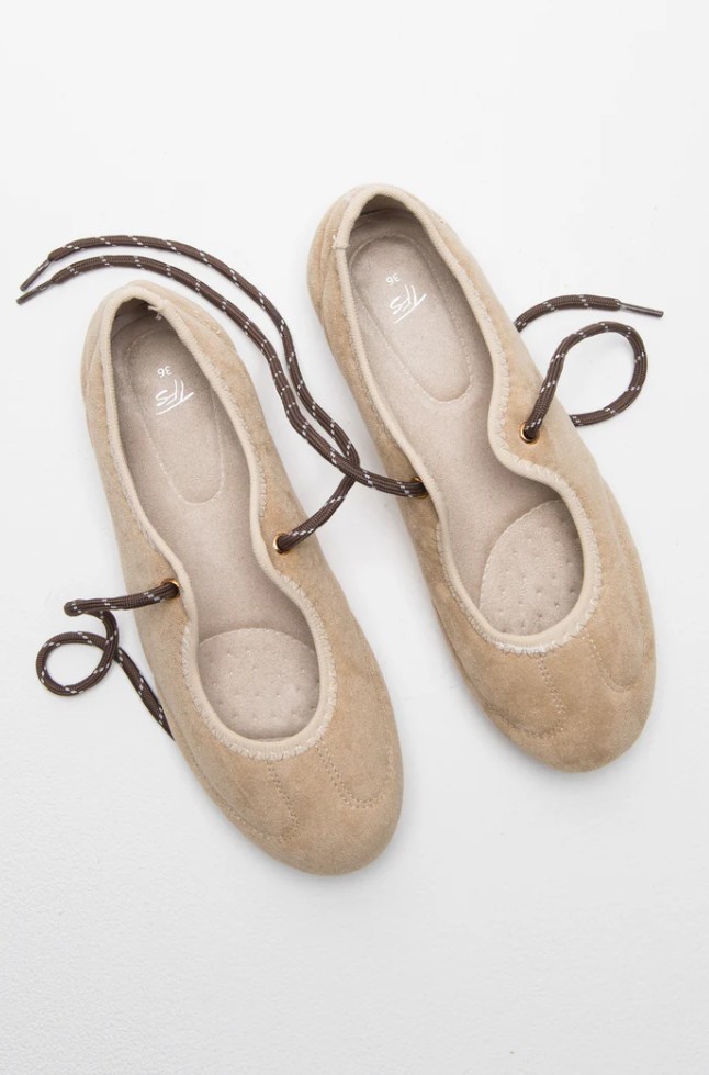 נעליים דמויות זמש של טוונטיפורסבן, 169.90 ש"ח | צילום: יח"צ