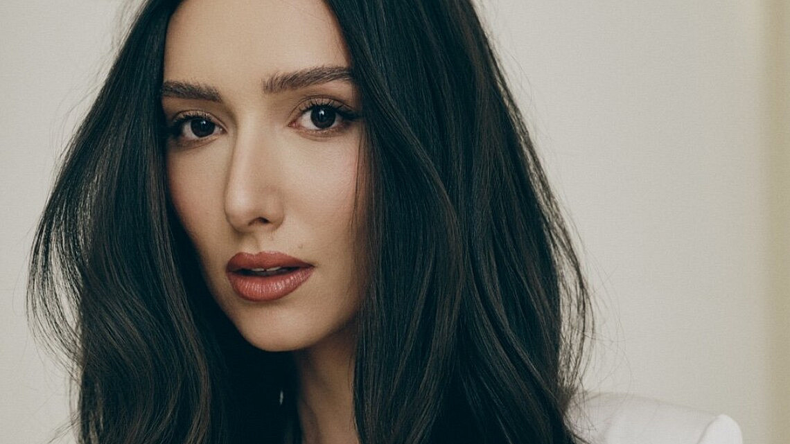 שירה גוטמן קורן מדגמנת את קולקציית שמלות הכלה שעיצבה עם משכית | צילום: שי פרנקו