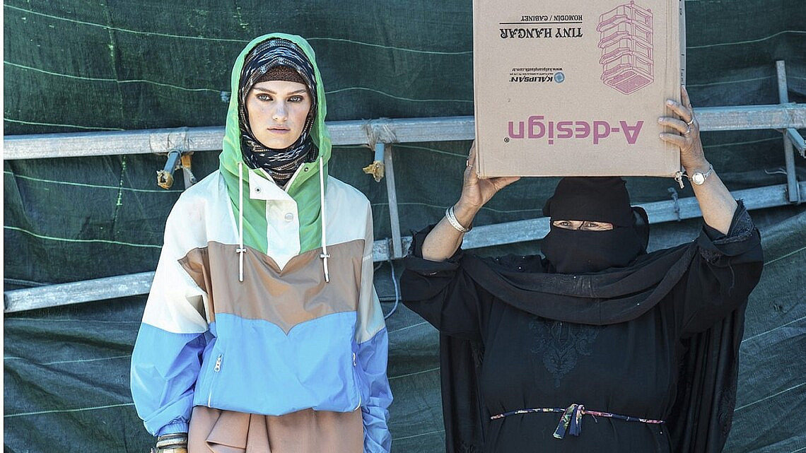 מעיל רוח של איזבל מארה בפקטורי 54, מכנסיים של רונן חן, נעליים של אלדו, צעיף של גיא גיל וצמידים של לוני וינטג' | צילום: מירי דוידוביץ, סטיילינג: דוינה לובלסקי