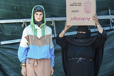 מעיל רוח של איזבל מארה בפקטורי 54, מכנסיים של רונן חן, נעליים של אלדו, צעיף של גיא גיל וצמידים של לוני וינטג' | צילום: מירי דוידוביץ, סטיילינג: דוינה לובלסקי