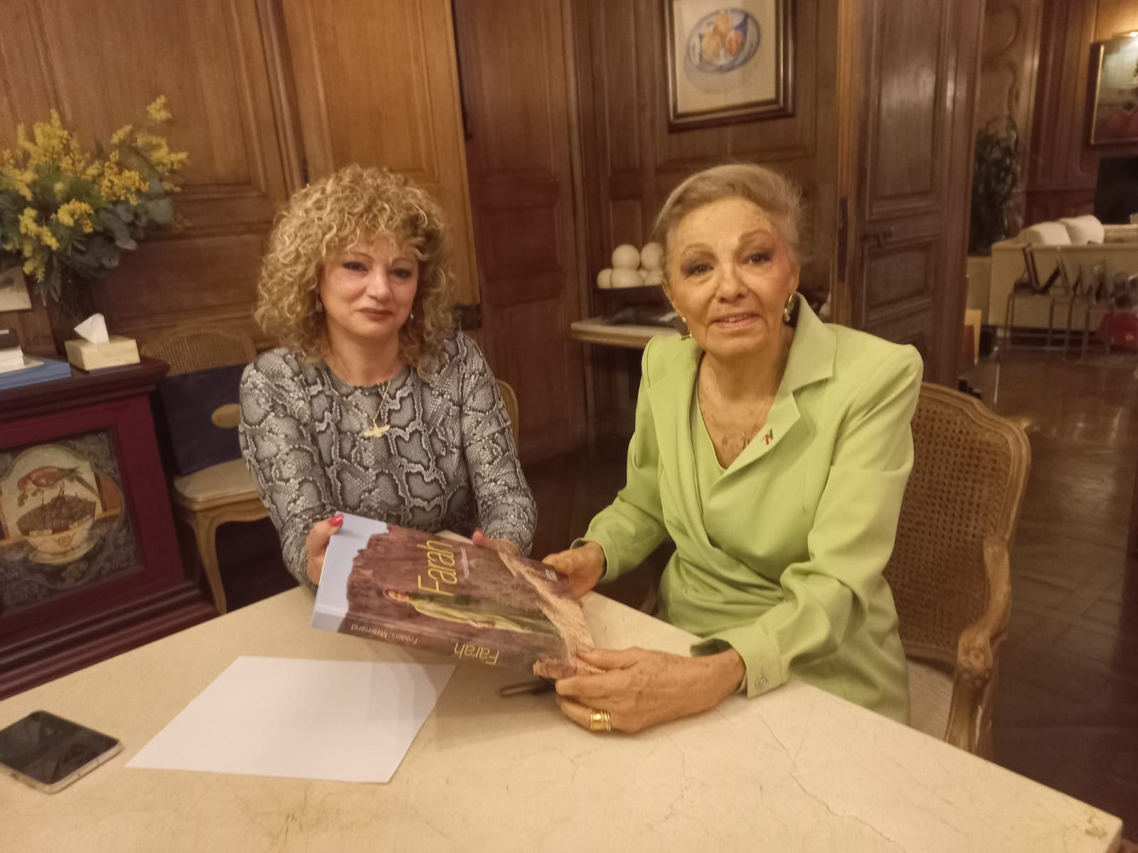 סיון שהב והקיסרית פארה דיבה | צילום: באדיבות סיון זהב