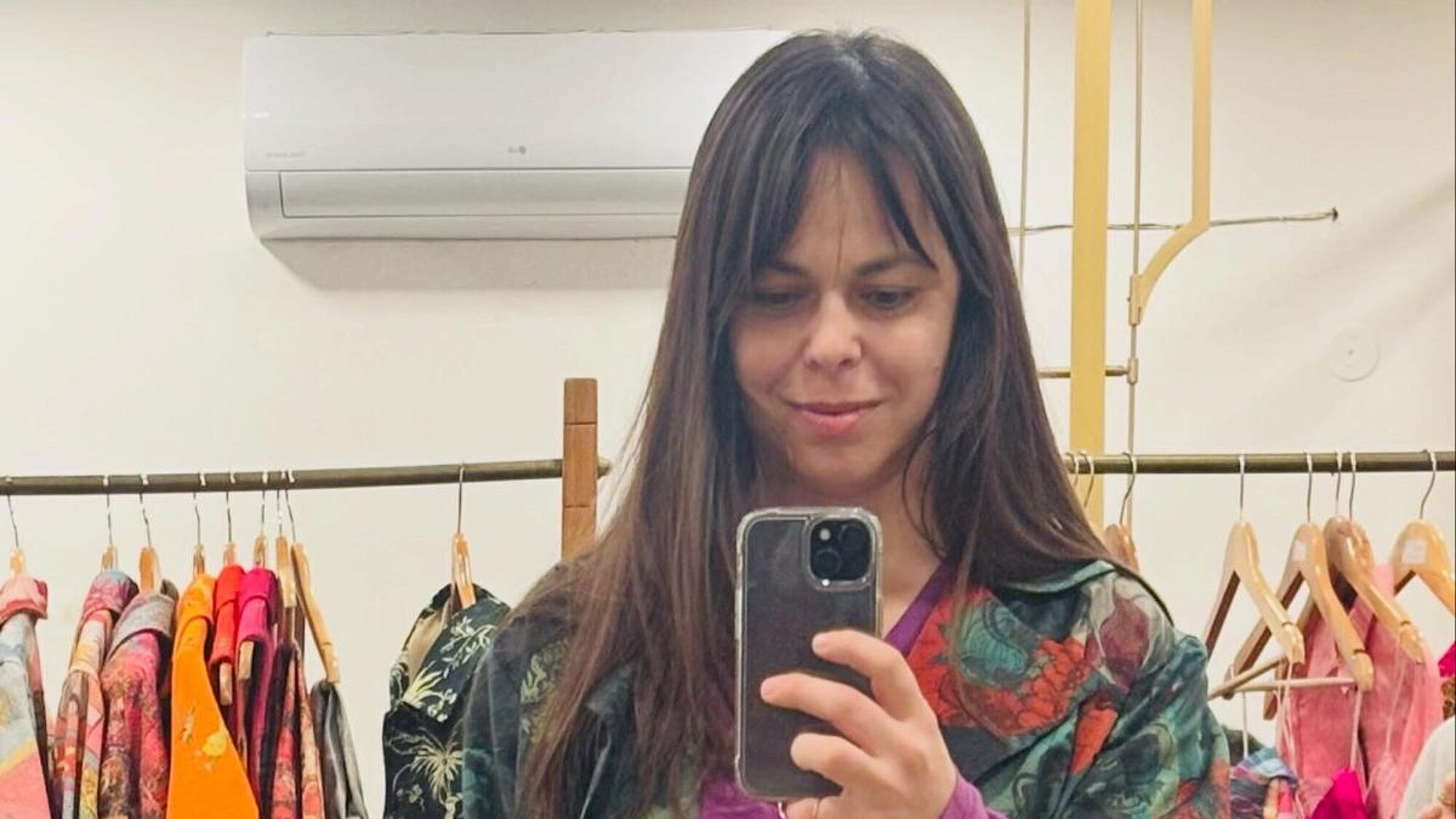 מאיה בש ושמלת המשי שהצליחה להציל | צילום: באדיבות המצולמת מאיה בש ושמלת המשי שהצליחה להציל | צילום: באדיבות המצולמת