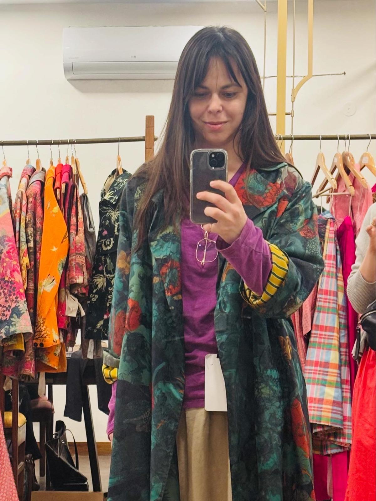 מאיה בש ושמלת המשי שהצליחה להציל | צילום: באדיבות המצולמת