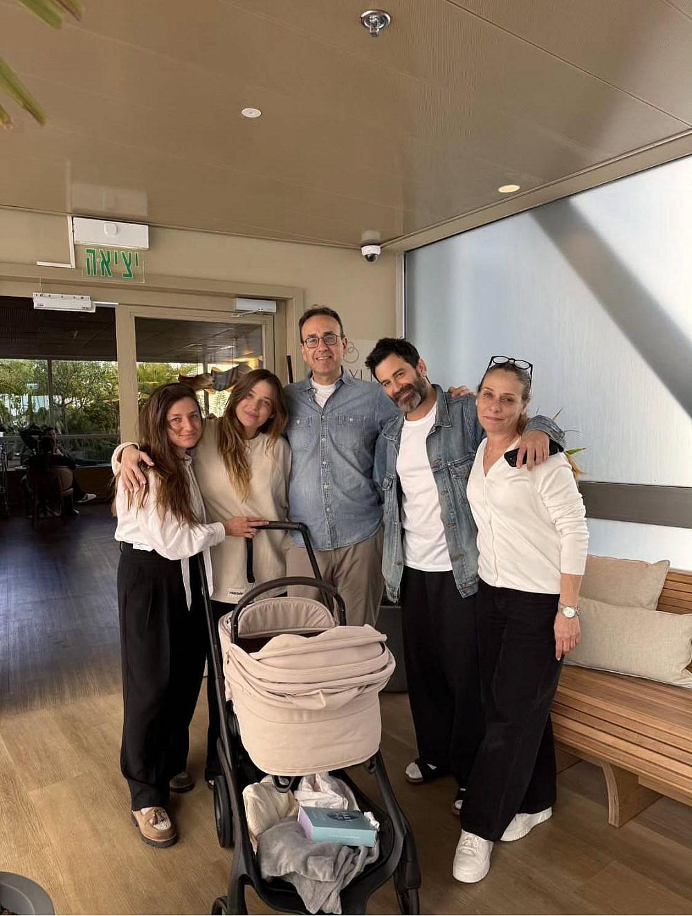 דנה פרידר ויהודה לוי עם צוות מלון היולדות בייבי ליס | צילום: אינסטרגם baby_lis_hotel@