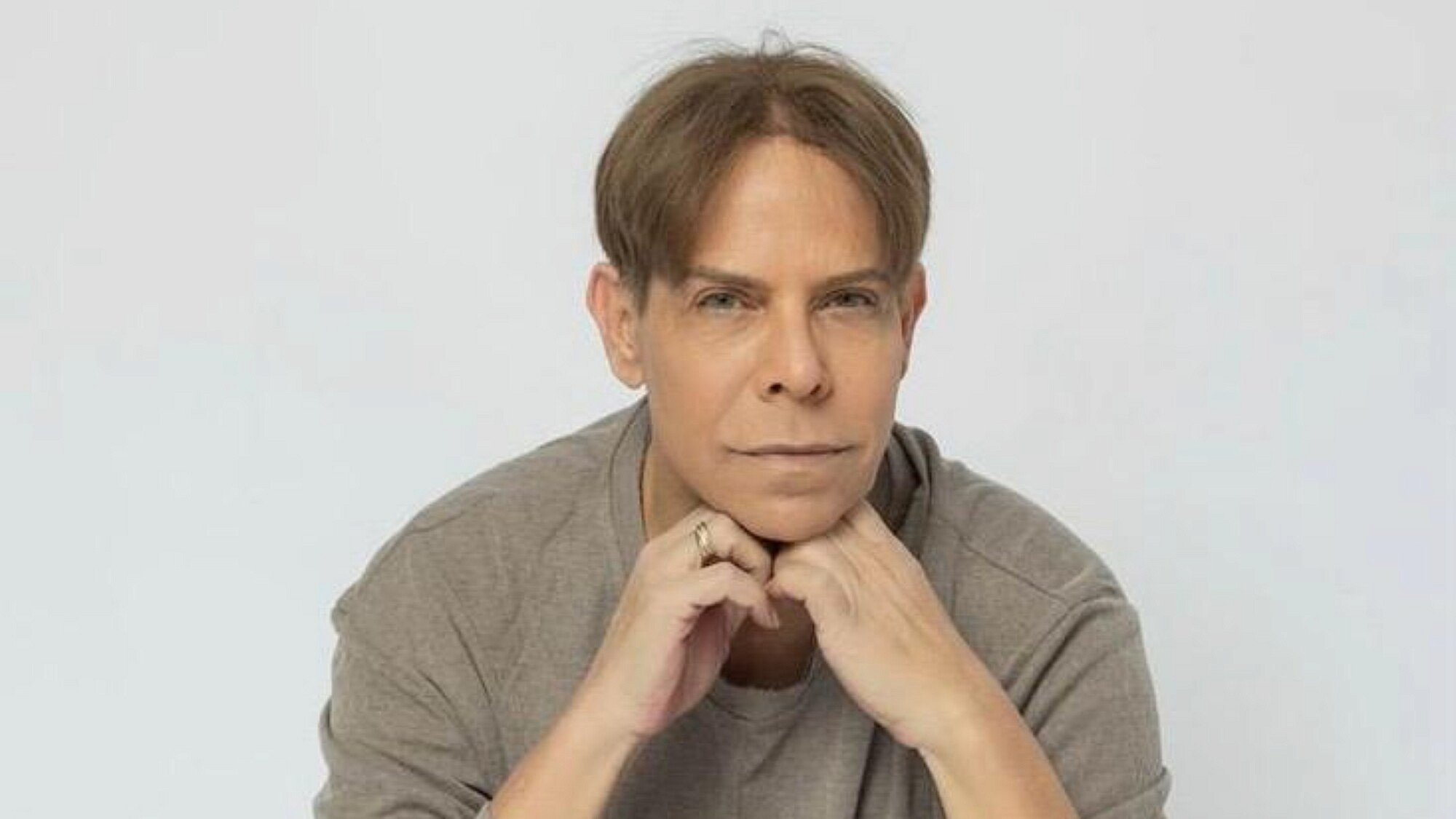 "אחרי שבן זוגי שהיה צעיר ממני, מת, הבנתי שלהתבגר זו זכות". דרור קליר | צילום: יקיר חן "אחרי שבן זוגי שהיה צעיר ממני, מת, הבנתי שלהתבגר זו זכות". דרור קליר | צילום: יקיר חן