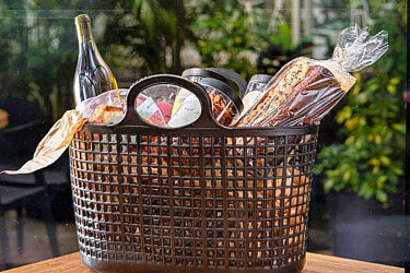 האחים. סל שוק עם טוויל שקדים, קוקוס הימלאיה, פאדג' שוקולד מריר, קרקר חומוס טבעוני, בחושה שוקולד-קפה, נשיקות מרנג
ובקבוק יין אייבי. 360 ש״ח | צילום: יח"צ