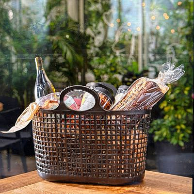 האחים. סל שוק עם טוויל שקדים, קוקוס הימלאיה, פאדג' שוקולד מריר, קרקר חומוס טבעוני, בחושה שוקולד-קפה, נשיקות מרנג
ובקבוק יין אייבי. 360 ש״ח | צילום: יח"צ