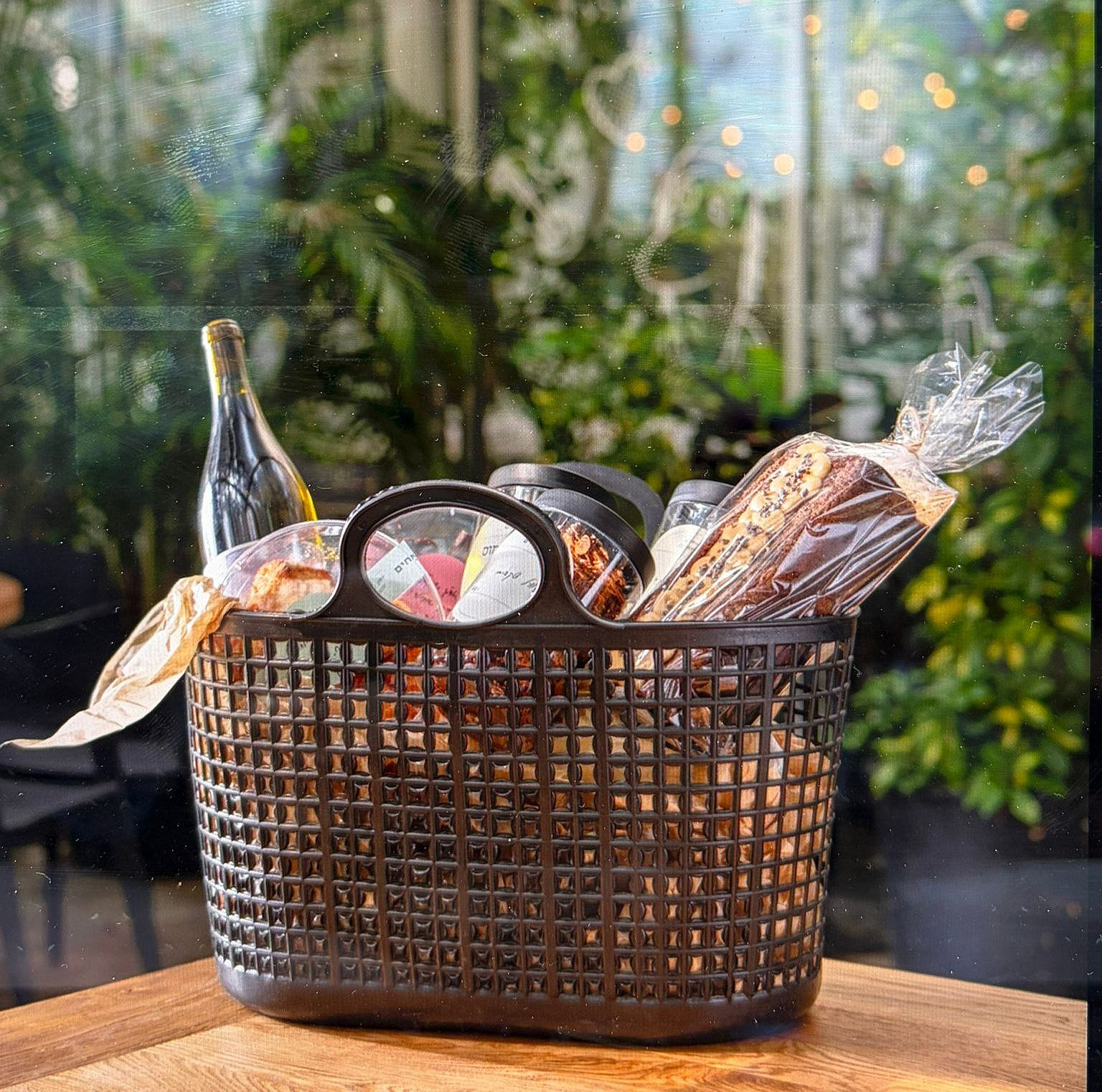 האחים. סל שוק הכולל טוויל שקדים, קוקוס הימלאיה, פאדג' שוקולד מריר, קרקר חומוס טבעוני, עוגה בחושה בטעמי שוקולד-קפה, נשיקות מרנג ובקבוק יין. 360 ש"ח | צילום: יח"צ