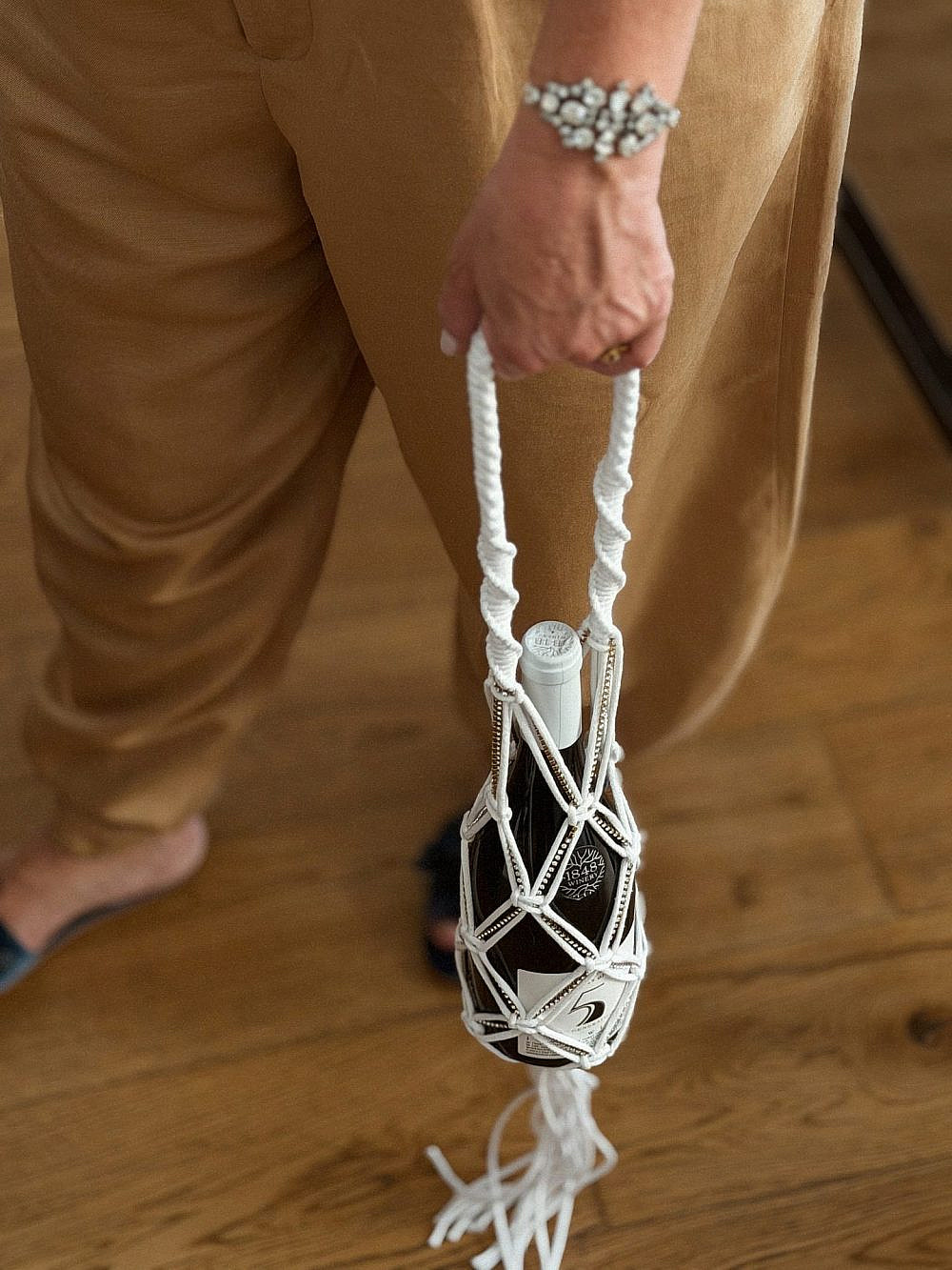 פאולה ביאנקו. מנשא מקרמה בשילוב קריסטלים בעבודת יד. 780 ש"ח | צילום: יח"צ