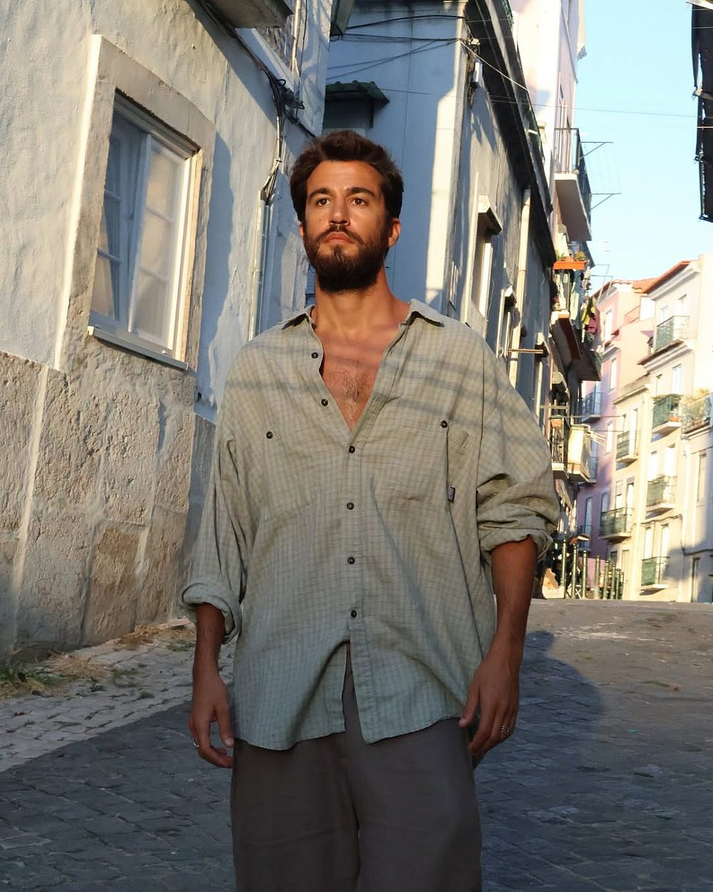 יודע איך להחזיק את הבגד. ניב ניסים | צילום: אינסטגרם nivnissim_@