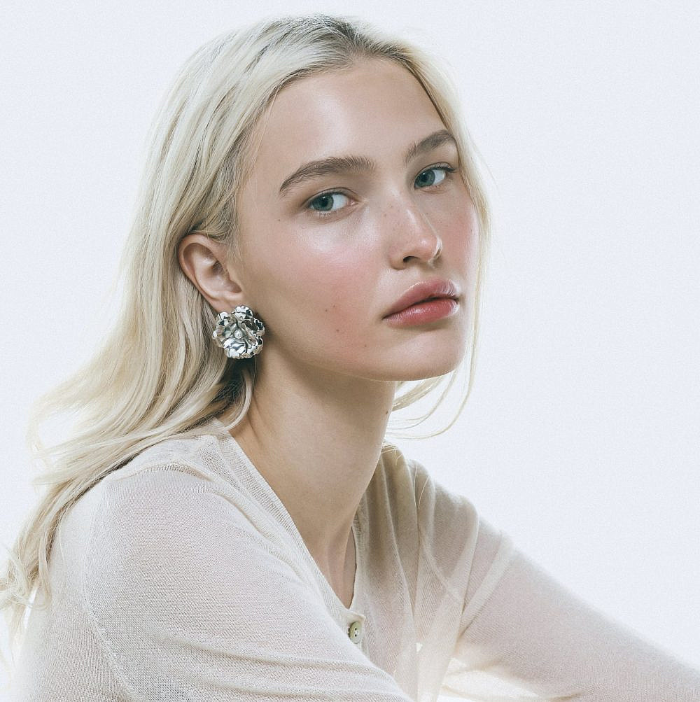 קרן וולף. עגיל 430 ש"ח | צילום: עדי גלעד