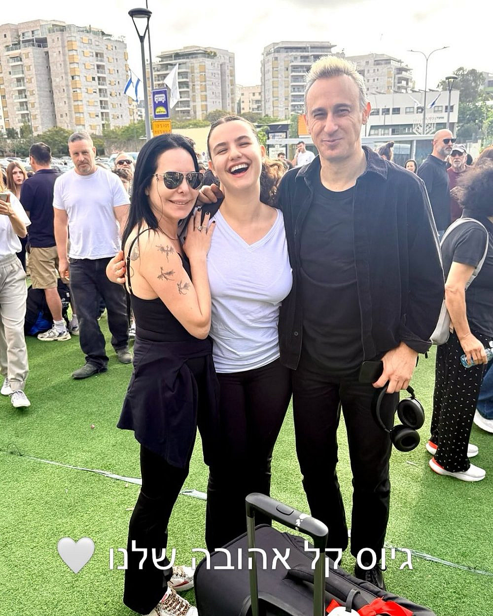 שפשוף נעים. נינה דבש אמדורסקי עם הוריה אסף ומיכל | צילום: michal_amdursky@