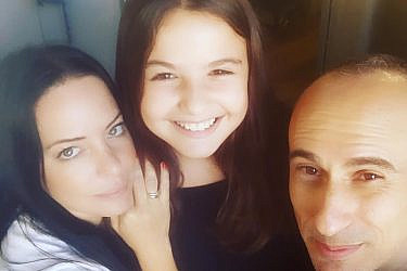 מיכל ואסף אמדורסקי עם בתם נינה דבש | צילום: michal_amdursky@