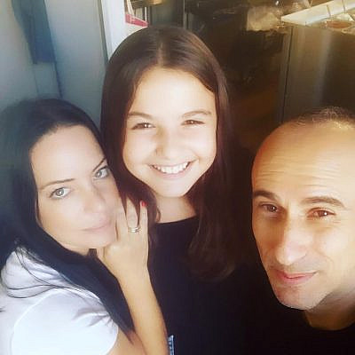 מיכל ואסף אמדורסקי עם בתם נינה דבש | צילום: michal_amdursky@