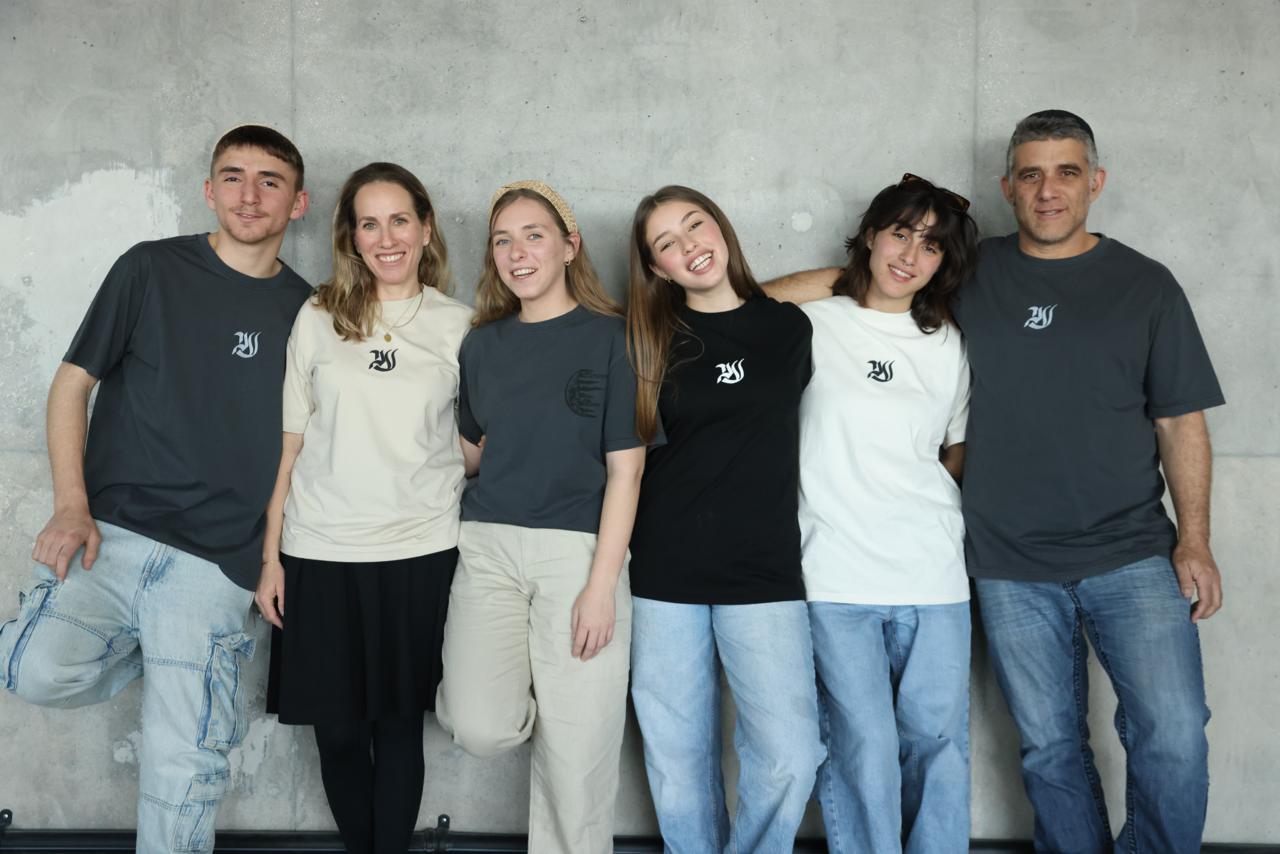 משפחתו של ענר שפירא ז"ל בקולקציה שהושקה לזכרו באתר טרמינל איקס | צילום: דימה טליאנסקי