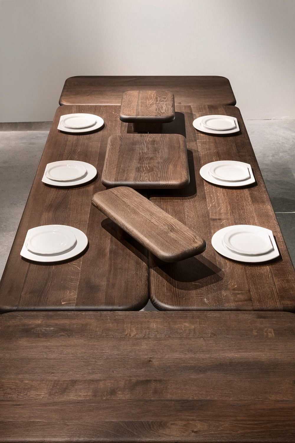 שולחן אוכל שמבין את התרבות הישראלית, עיצוב אריק בן שמחון. צלם עודד סמדר