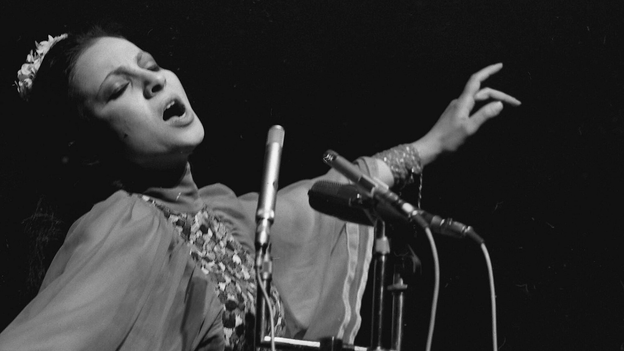 הולכת נגד הזרם. אסתר עופרים, מתוך הסרט "אסתר" | צילום: שלום בר-טל