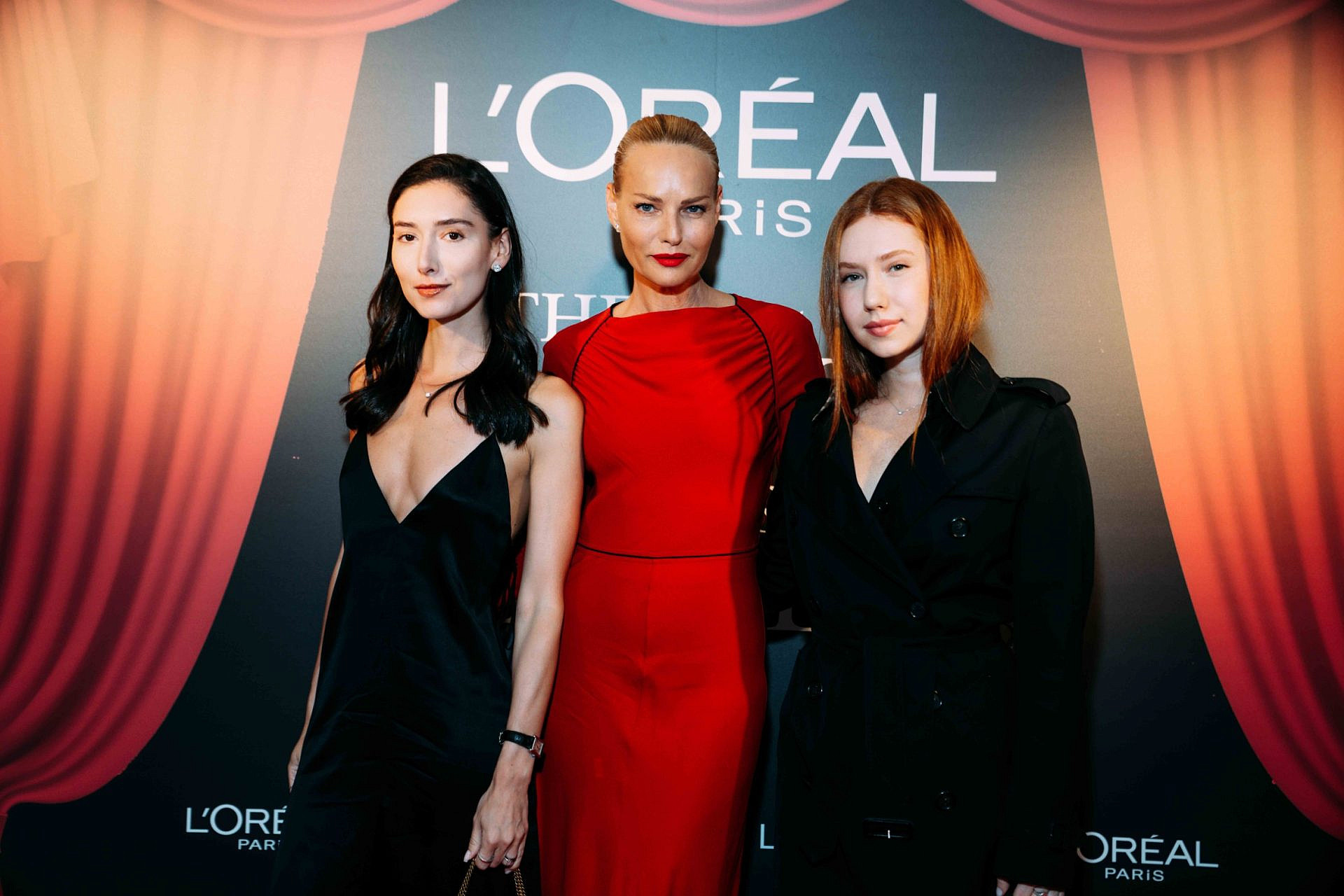 גלית גוטמן בהקרנת "השטן לובשת פראדה 2" בחסות לוריאל, עם בנותיה אמה ושירה | צילום: אייל אפרתי