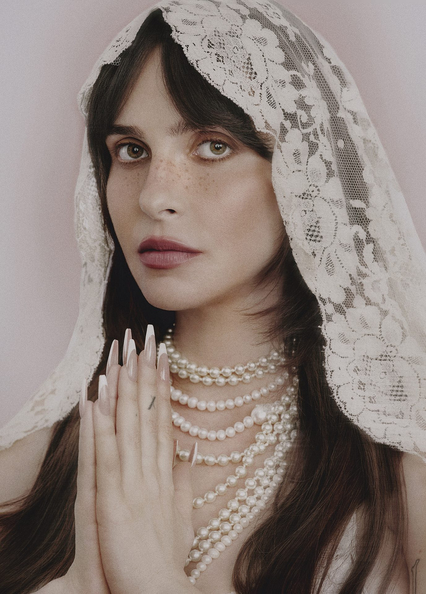 הפקת אופנה של עודי סנש | סטיילינג, הפקה, דוגמנות וארט דיירקשן: עודי סנש, צילום: עדי אדמוני, איפור ושיער: ענבל שומר, ע. סטיילינג ועיצוב סט: ענבר אקהר וחן חפץ