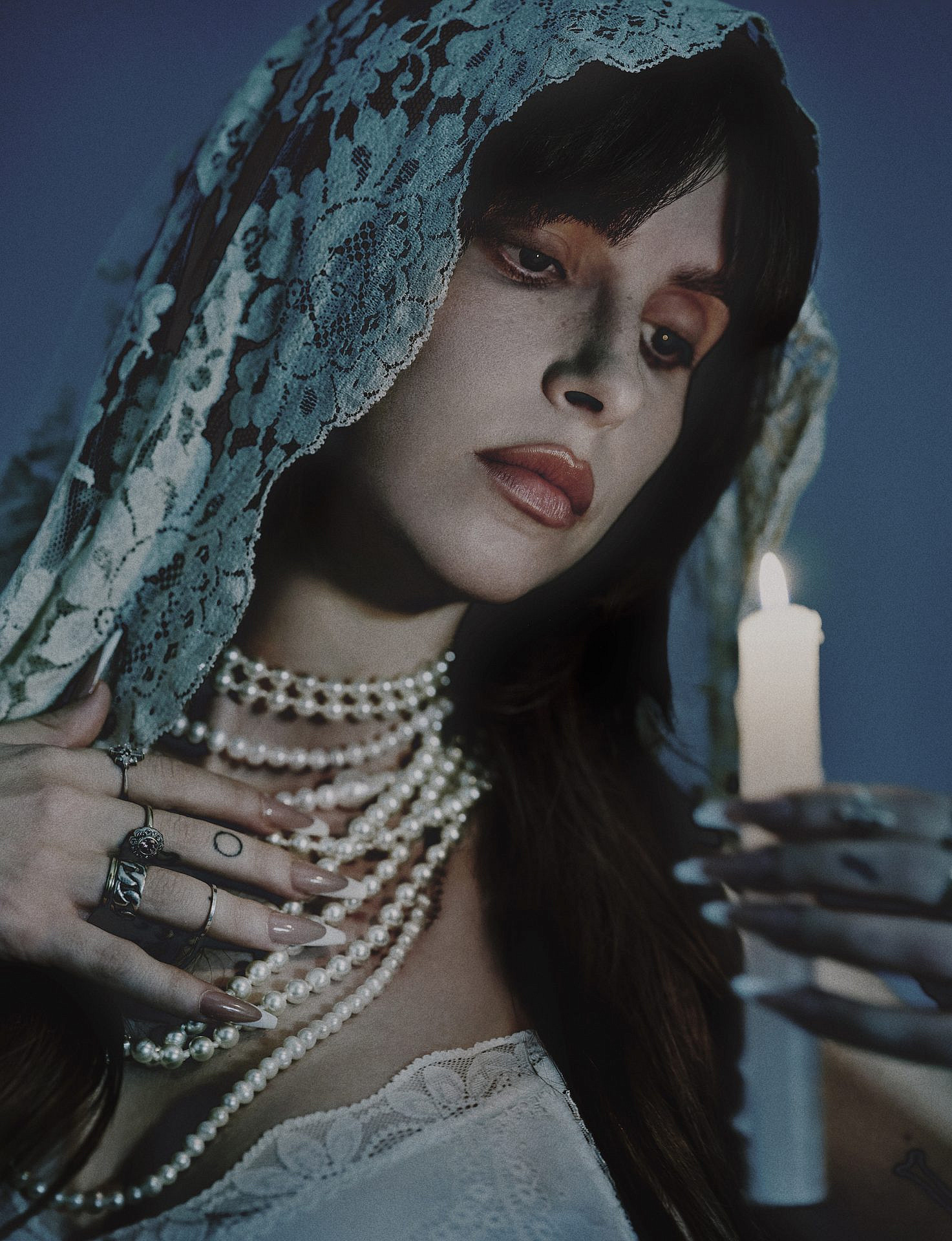 הפקת אופנה של עודי סנש | סטיילינג, הפקה, דוגמנות וארט דיירקשן: עודי סנש, צילום: עדי אדמוני, איפור ושיער: ענבל שומר, ע. סטיילינג ועיצוב סט: ענבר אקהר וחן חפץ