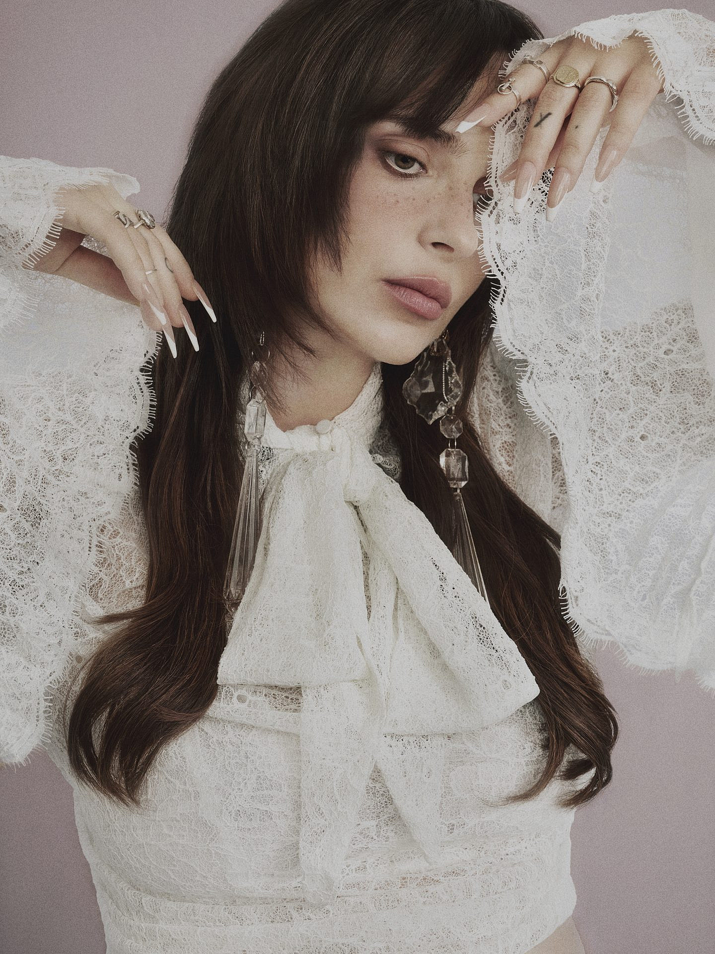 הפקת אופנה של עודי סנש | סטיילינג, הפקה, דוגמנות וארט דיירקשן: עודי סנש, צילום: עדי אדמוני, איפור ושיער: ענבל שומר, ע. סטיילינג ועיצוב סט: ענבר אקהר וחן חפץ