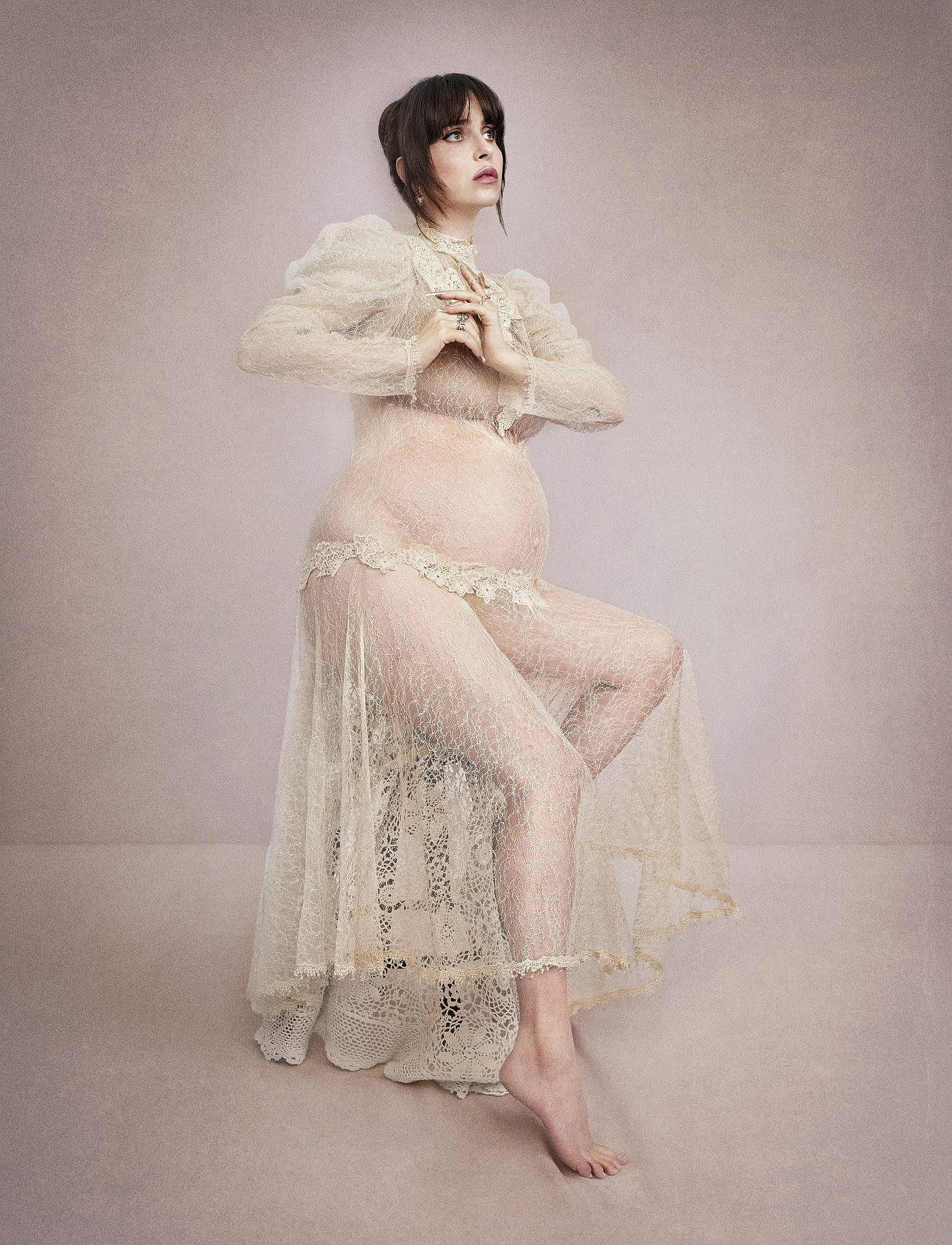 הפקת אופנה של עודי סנש | סטיילינג, הפקה, דוגמנות וארט דיירקשן: עודי סנש, צילום: עדי אדמוני, איפור ושיער: ענבל שומר, ע. סטיילינג ועיצוב סט: ענבר אקהר וחן חפץ