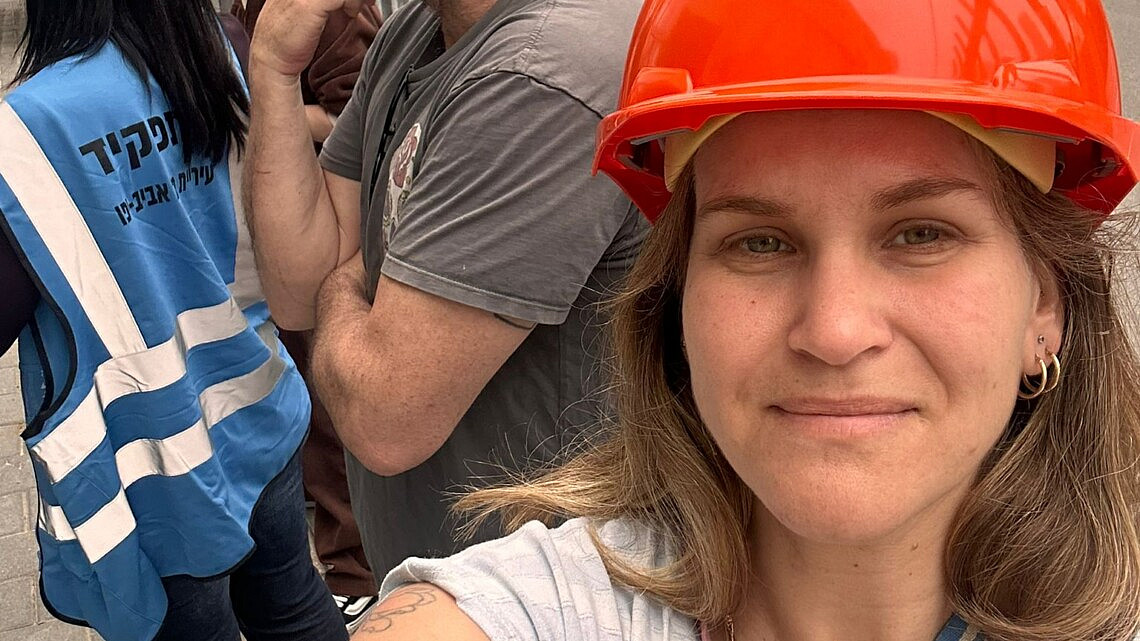 נועה גלר מחוץ לבניין הסטודיו שלה שקרס בדרום תל אביב | צילום: באדיבות המצולמת