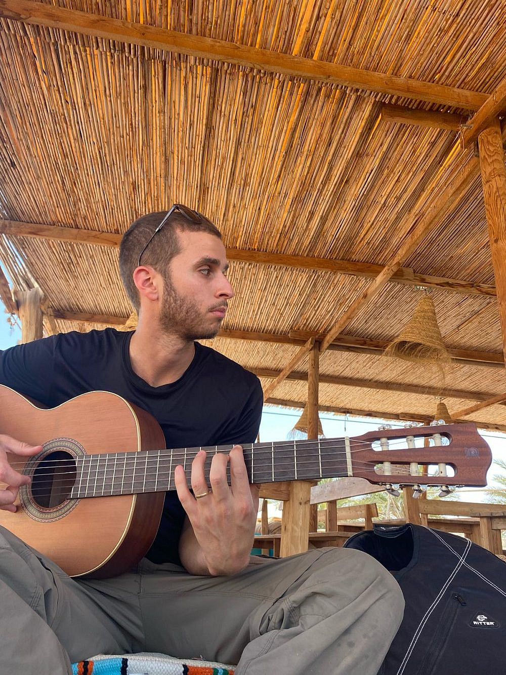 אהב לנגן בגיטרה, לטייל בטבע ולצלול. סרן עילי זיסר ז"ל | צילום: אלבום פרטי