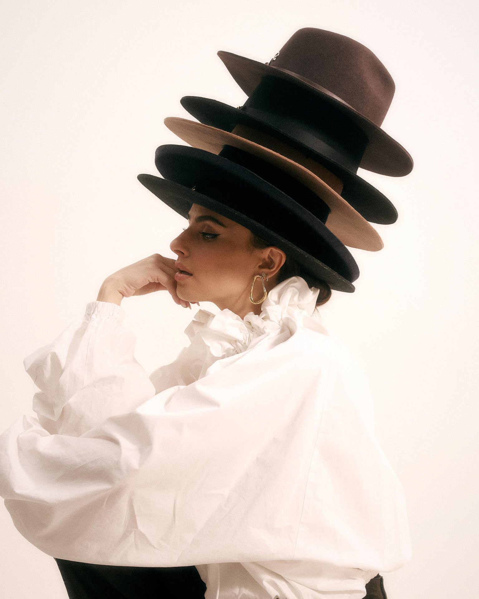 קים אור אזולאי מדגמנת את מותג הכובעים החדש שלה CHAPEAU | צילום: אור דנון