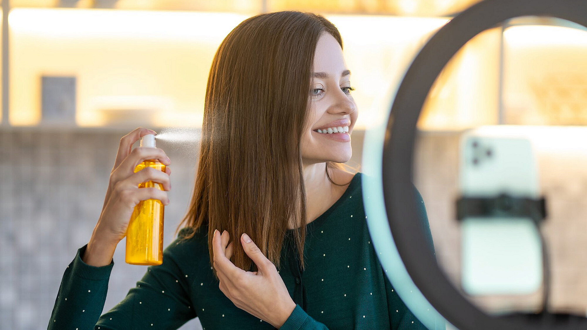 בושם לשיער? כן, זה לגמרי דבר | צילום: Freepik בושם לשיער? כן, זה לגמרי דבר | צילום: Freepik