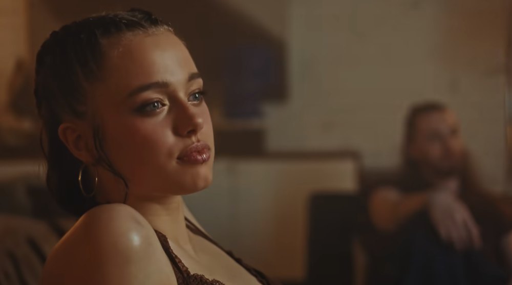 שיילו ג'ולי בקליפ לשיר "What's a Girl to Do" של הזמרת Dayoung | צילום מסך