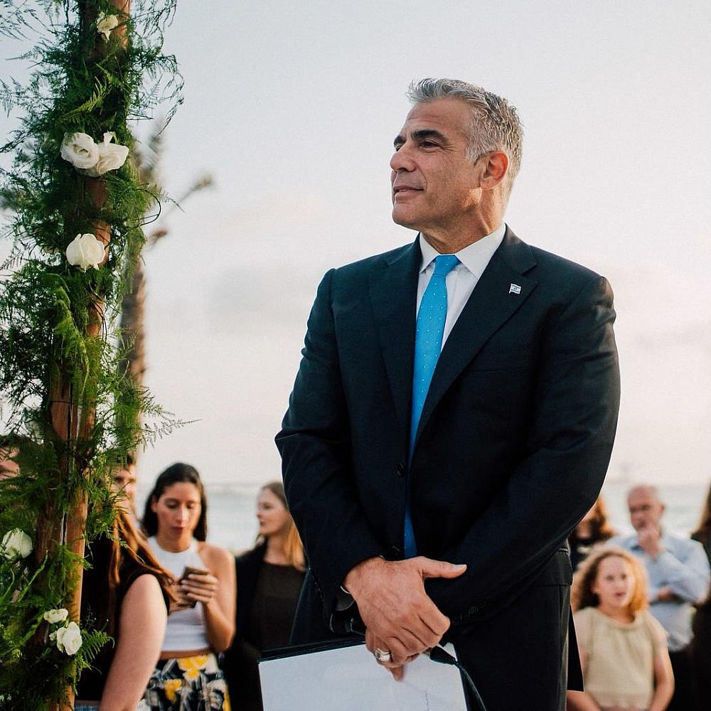 "היהדות מאמינה באלוהים, אבל חשדנית מאוד כלפי בני אדם שטוענים שהם מדברים בשמו". יאיר לפיד | צילום: אינסטגרם yairlapid@