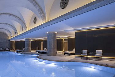 הבריכה בספא. WALDORF ASTORIA | צילום: עמית גירון